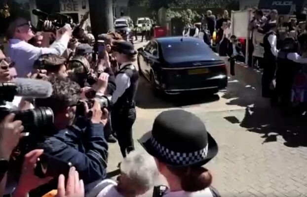 Напрежение и викове посрещнаха Киър Стармър след нападението в Лондон