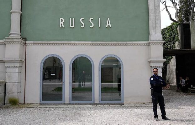 Скандал във Венеция: Журито на Биеналето напусна в знак на протест