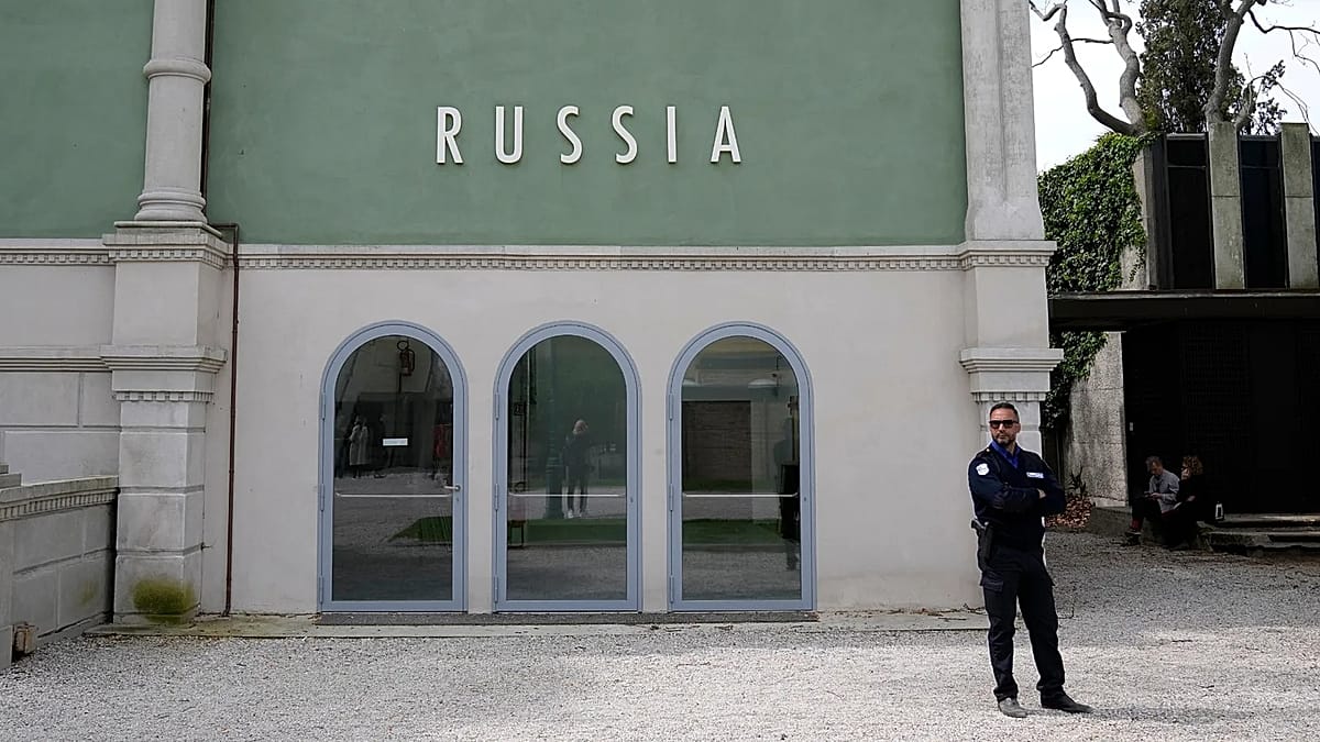 Скандал във Венеция: Журито на Биеналето напусна в знак на протест