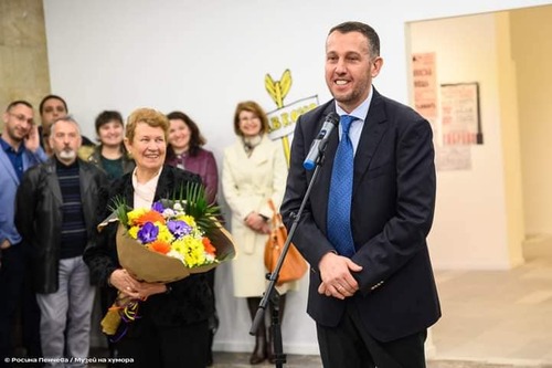 Пожълтялата реалност: Когато хуморът среща застоя