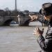 архитектурна магия в париж: jr преобразява най-стария мост в гигантска пещера