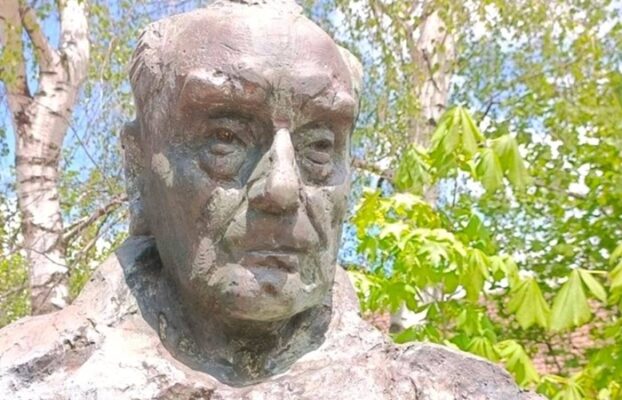 Светлин Русев се завръща в Плевен: Бронзова фигура ще посреща посетителите на галерията
